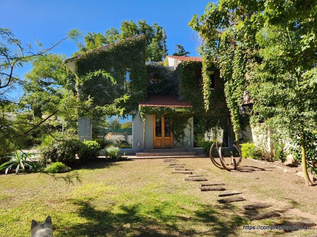 ARGUELLO CASA EN VENTA 3 DORMITORIOS MEJOR ZONA