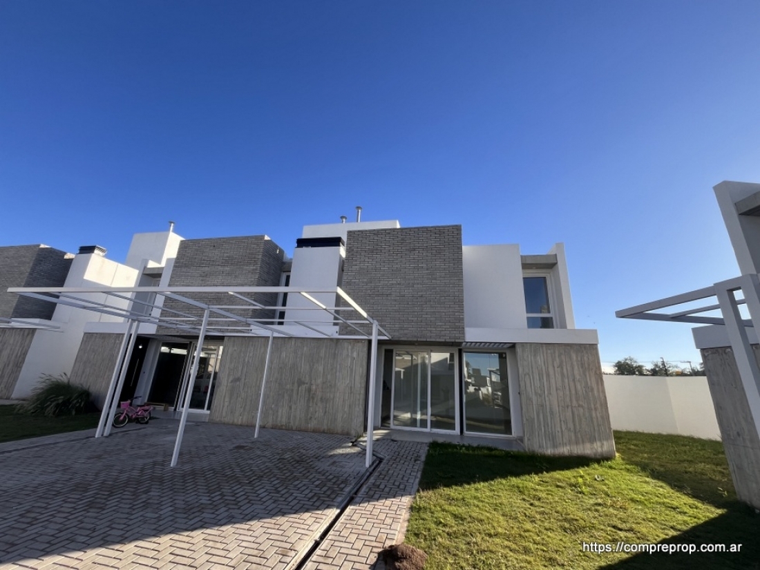 DUPLEX EN VENTA LA CALANDRIA DOS DORMITORIOS