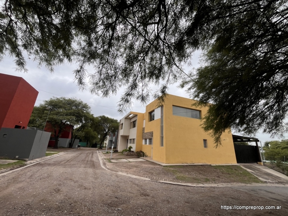 DUPLEX EN VENTA 3 DORMITORIOS HOUSING VILLA WARCALDE CON PILETA