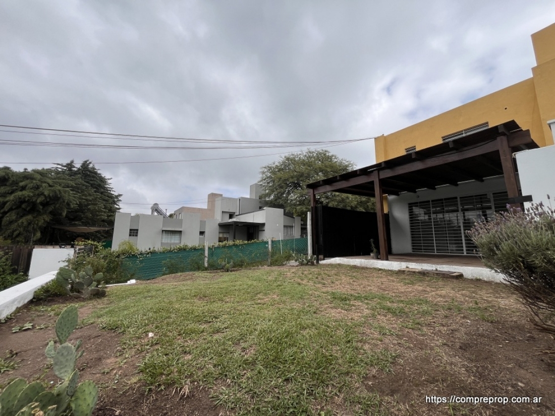 DUPLEX EN VENTA 3 DORMITORIOS HOUSING VILLA WARCALDE CON PILETA