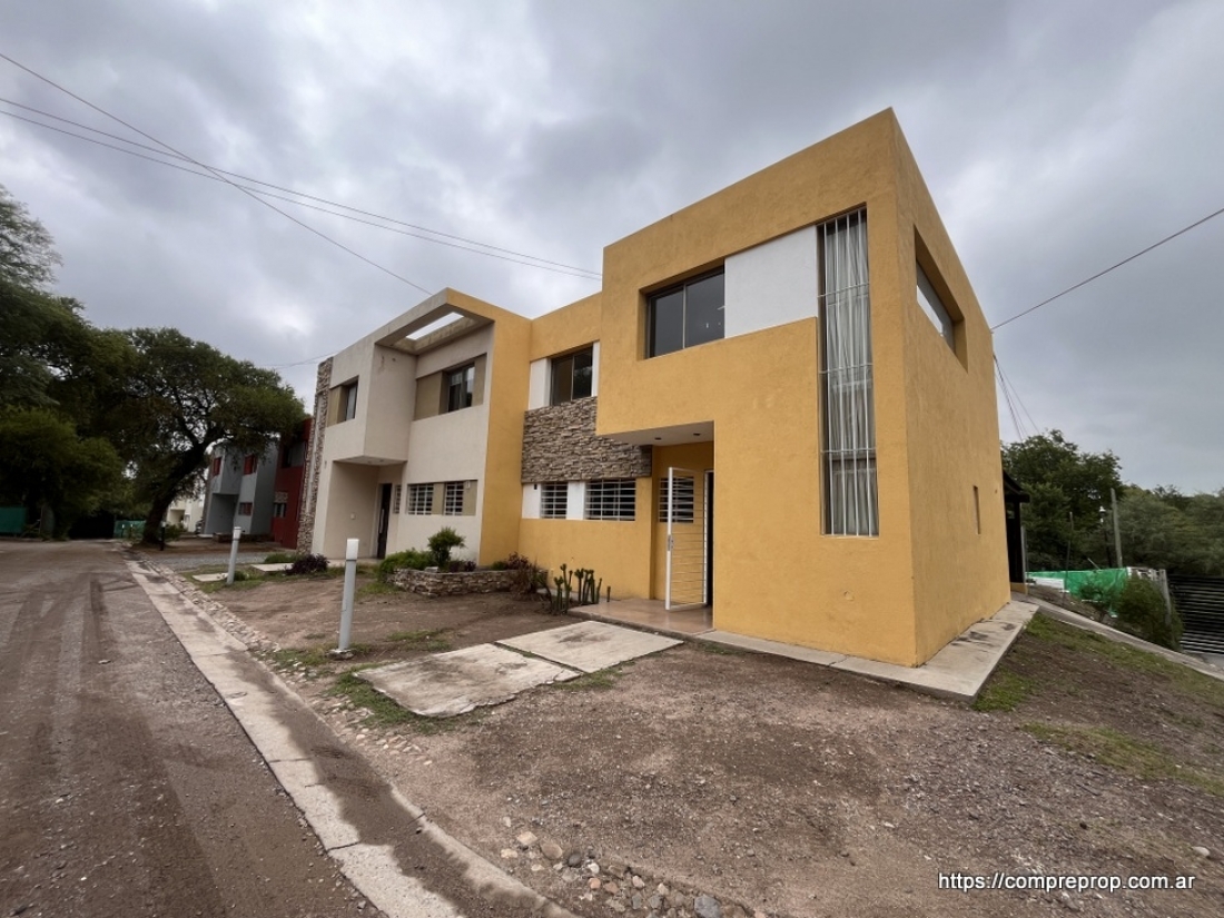 DUPLEX EN VENTA 3 DORMITORIOS HOUSING VILLA WARCALDE CON PILETA
