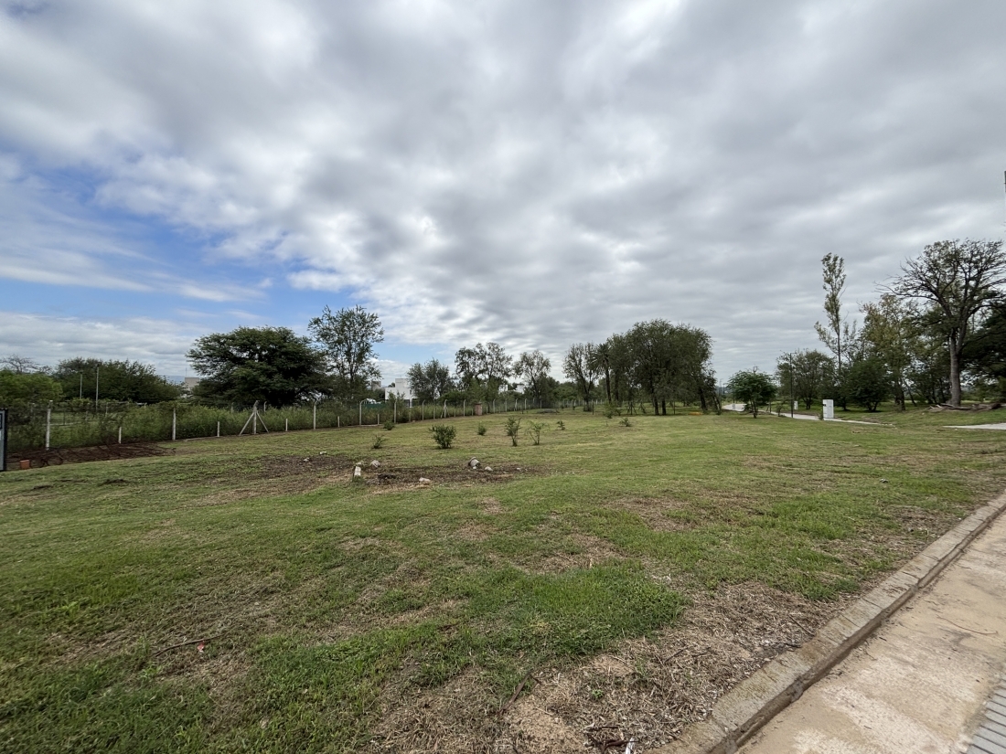 JARDIN INGLES 2 VALLE ESCONDIDO LOTE EN VENTA APTO PERMUTA