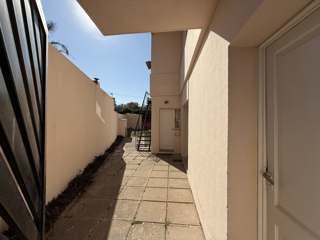 CASA EN VENTA 5 DORMITORIOS ARGUELLO LASALLE