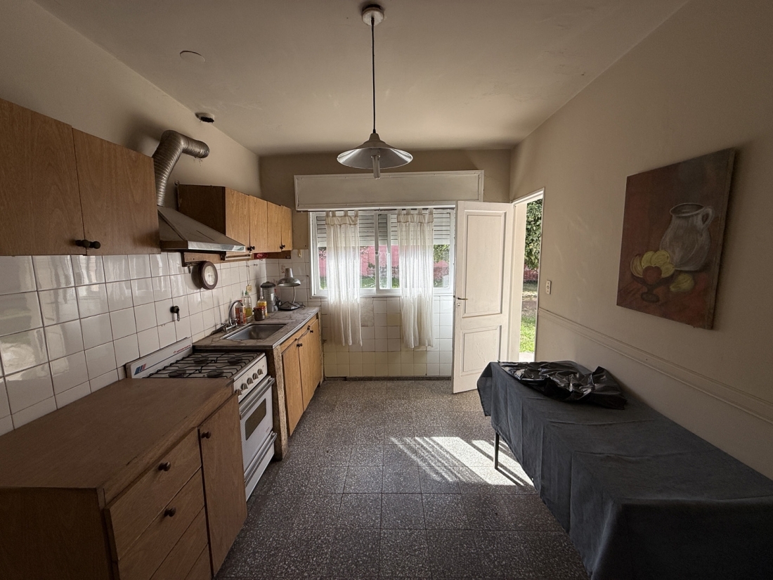 CASA EN VENTA 5 DORMITORIOS ARGUELLO LASALLE