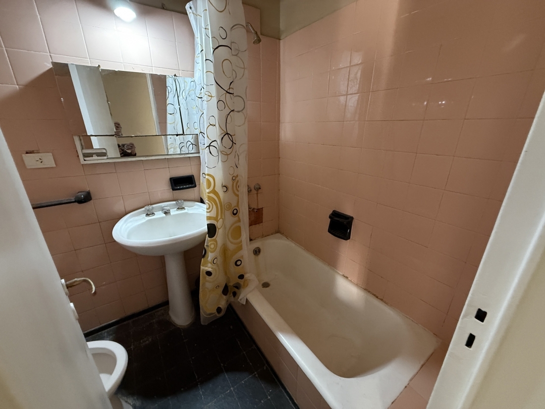 CASA EN VENTA 5 DORMITORIOS ARGUELLO LASALLE