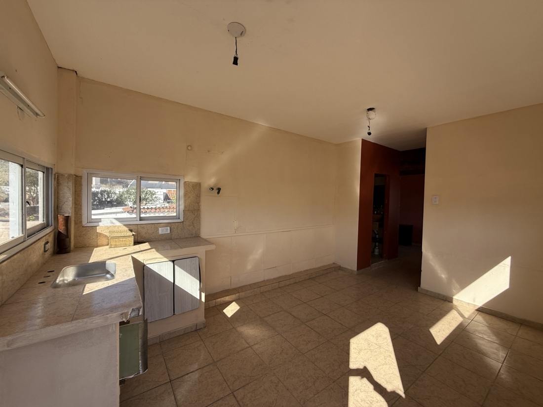 CASA EN VENTA 5 DORMITORIOS ARGUELLO LASALLE