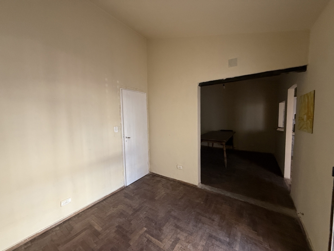 CASA EN VENTA 5 DORMITORIOS ARGUELLO LASALLE