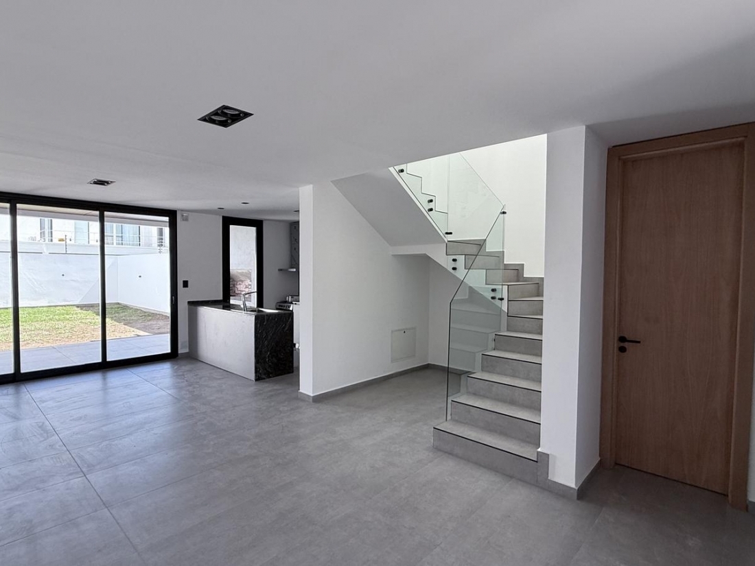 ALQUILER EN CAMPO CHICO ZONA SUR D�PLEX DE 3 DORMITORIOS