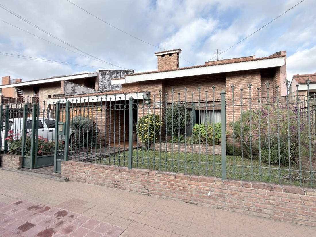 PARQUE CHACABUCO CASA EN VENTA 4 DORMITORIOS
