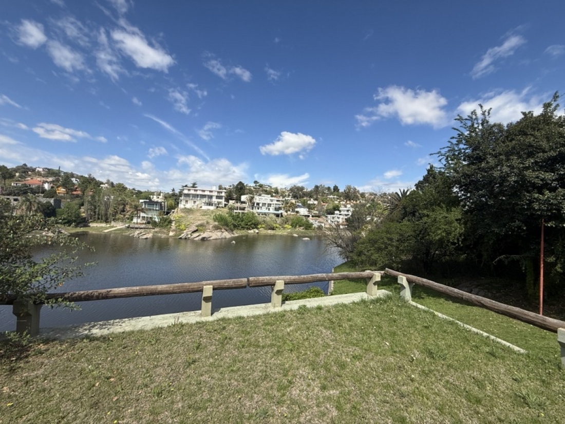 CASA EN VENTA - 1400 m2 - SALIDA DIRECTA AL LAGO | CARLOS PAZ